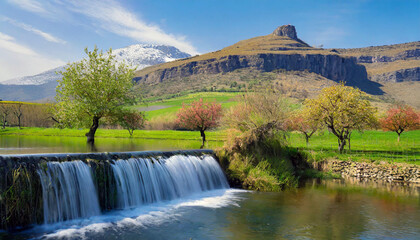 Cascata rio calmo, paisagem verde , montanha 