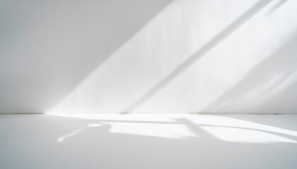 Base o mesa de color  blanco y una pared lisa blanca y sombras, detalle de una habitación vacía - obrazy, fototapety, plakaty