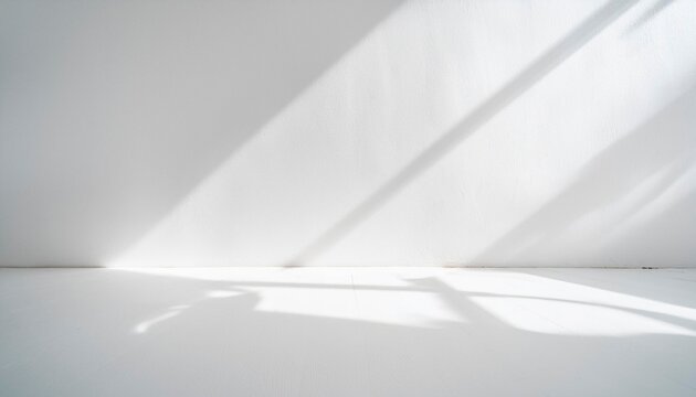 Base o mesa de color  blanco y una pared lisa blanca y sombras, detalle de una habitaci&oacute;n vac&iacute;a