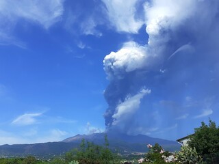 L'Etna sbuffa una grossa nuvola di sabbia vulcanica.