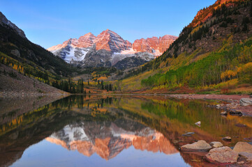 Early fall sunrise on the Maroon Bells and Maroon Lake, White River National Forest, Aspen, Colorado, USA.