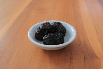 3 Kurma in a small white bowl