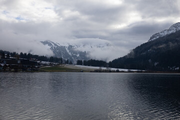 See im Tannheimer Tal in &Ouml;sterreich mit schneebedeckten Bergen und wundersch&ouml;ner Aussicht