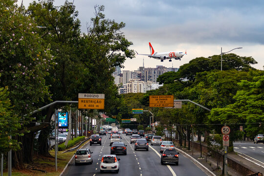 Boeing 737 da GOL Linhas Aéreas pousando no Aeroporto de Congonhas, em São Paulo, Brasil, visto com o movimento de carros na Avenida Washington Luis.