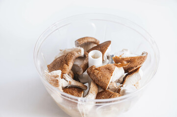 みじん切り器で椎茸を細かくする