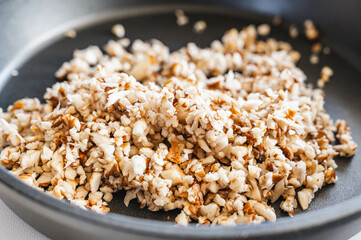 フライパンで空煎りするきのこ