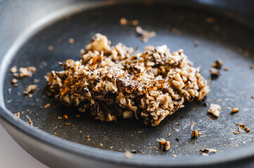 空煎りしたみじん切りのきのこ