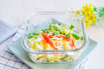 塩をかけた湯通ししたキャベツとカニカマ
