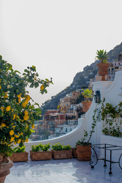 Positano - Vista panoramica di Positano tra gli alberi di limoni e antichi vasi tipici della costiera amalfitana Salerno Italia