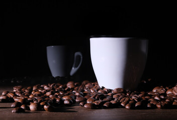 Obraz premium Tazzina di caffè tra i chicchi di caffè sul tavolo, riflesso sul vetro della tazzina