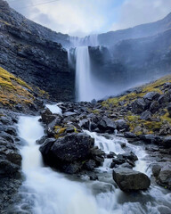 Färöer Inseln, Dorf Tjornuvik, Fossa Wasserfall, Faroe Islands, Landschaften, Landscapes, Mountains, Berge, Nord Atlantik, North Atlantic, Roads, Waterfall, Wasserfall, Bach, Fluss, Ocean,