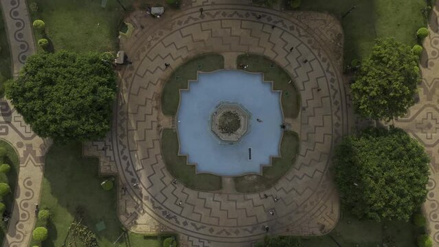 Drone ascends with camera down over Pra&ccedil;a Raul Soares in Belo Horizonte