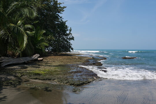 Felsiger Strand mit Meer und Wellen in Cahuita in Costa Rica