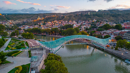 Sunset view of Narikala fortress and the Bridge of Peace in Tbilisi, Georgia - obrazy, fototapety, plakaty