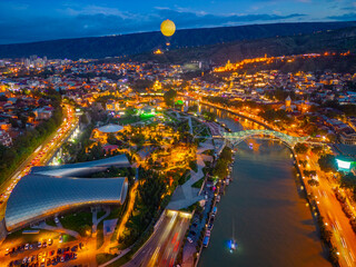 Sunset view of Narikala fortress and the Bridge of Peace in Tbilisi, Georgia - obrazy, fototapety, plakaty