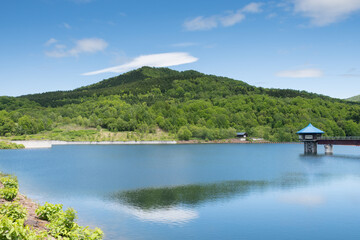 Obraz premium 新緑の山を映す湖 