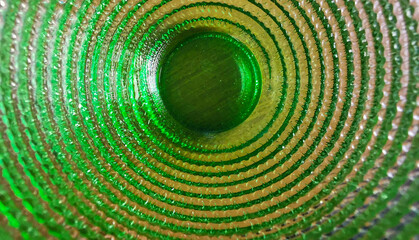 Motivo geometrico cerchi concentrici e superficie vetrosa verde trasparente brillante e colorata
