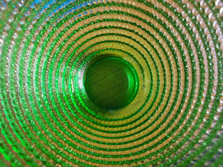 Motivo geometrico cerchi concentrici e superficie vetrosa verde trasparente brillante e colorata