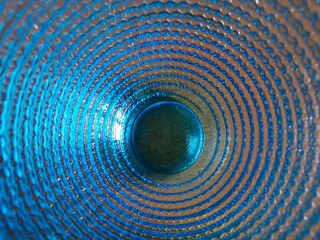 Motivo geometrico cerchi concentrici e superficie vetrosa blu e azzurra trasparente brillante e...