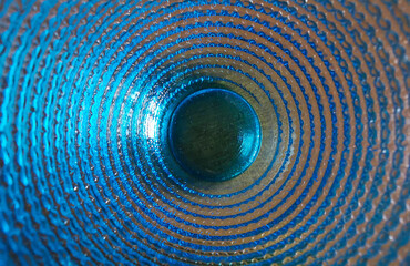 Motivo geometrico cerchi concentrici e superficie vetrosa blu e azzurra trasparente brillante e...