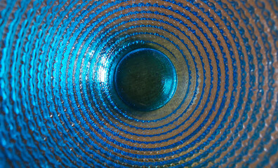 Motivo geometrico cerchi concentrici e superficie vetrosa blu e azzurra trasparente brillante e...