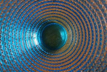 Motivo geometrico cerchi concentrici e superficie vetrosa blu e azzurra trasparente brillante e colorata - obrazy, fototapety, plakaty