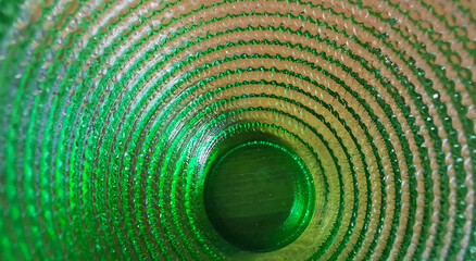 Motivo geometrico cerchi concentrici e superficie vetrosa verde trasparente brillante e colorata
