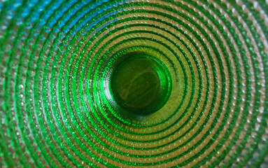 Motivo geometrico cerchi concentrici e superficie vetrosa verde trasparente brillante e colorata