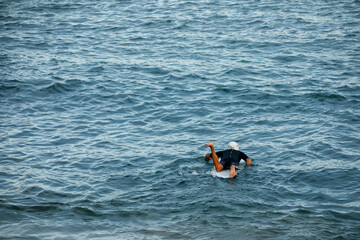 hombre surfista en las playas de barra de navidad, jalisco mexico