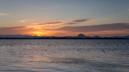 琵琶湖の夜明け直前の情景