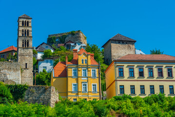 Obraz premium Flower decorated bridge and old houses in Bosnian town Jajce