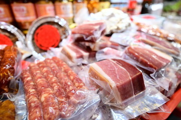 The Taiwan market sells Taiwan-produced Jinhuaham, honey-glazed ham, sausage, and cured meats, vacuum-packed for convenience. They're essential ingredients for Chinese festivals.
