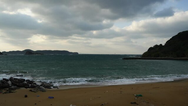 荒れている海と流れ着くゴミ