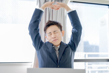 伸びするビジネスマン
