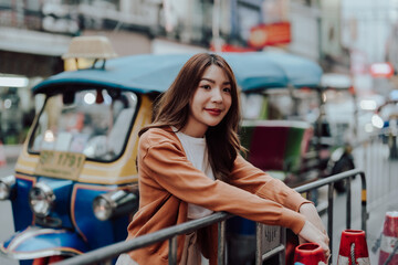 Young asian woman traveller. Beauty traveller female in city lifestyle chinatown street food market Bangkok, Thailand - obrazy, fototapety, plakaty