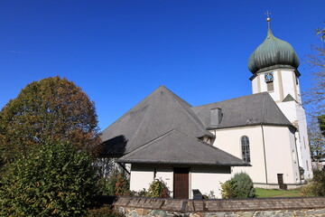 Blick auf die Katholische Pfarrkirche Maria in der Zarten im Zentrum der Gemeinde Hinterzarten im Schwarzwald - obrazy, fototapety, plakaty