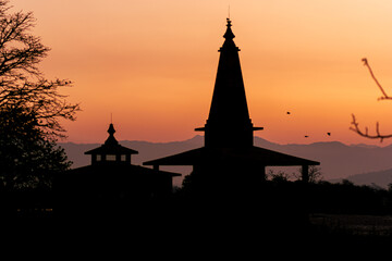 Obraz premium Beautiful Temple silhouette with early morning sky.
