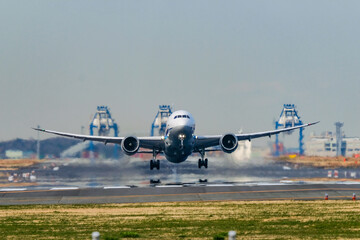 東京を離陸していく飛行機