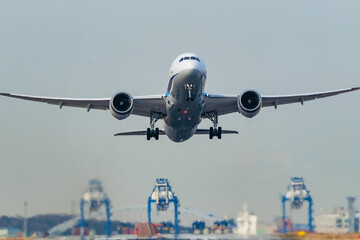 東京を離陸していく飛行機