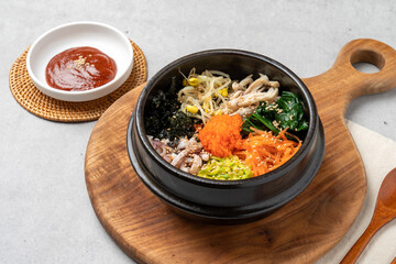 Korean food,  bibimbap, oyster rice, mara oyster chicken, braised, Yuk Rice, soy sauce, egg, fried rice, garlic, glass noodles, steamed oysters, cheese, grilled oysters, side dishes