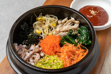 Korean food,  bibimbap, oyster rice, mara oyster chicken, braised, Yuk Rice, soy sauce, egg, fried rice, garlic, glass noodles, steamed oysters, cheese, grilled oysters, side dishes