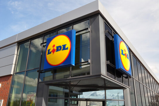 Das LIDL Logo: Die Kennzeichnung der Filiale f&uuml;r den gr&ouml;&szlig;ten Discounter-Konzern der Welt am Geb&auml;ude.