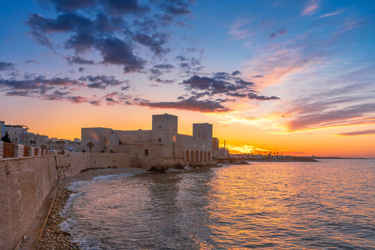 Vista panoramica del Castello Svevo di Trani al tramonto. Puglia, Italia.
