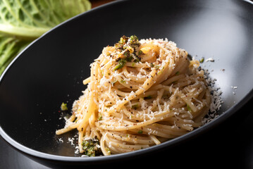 Piatto di spaghetti conditi con cavolo verza e pecorino, pasta italiana, cibo europeo  - 779497704