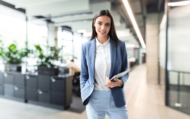 Modern business woman in the office with copy space - 779506594