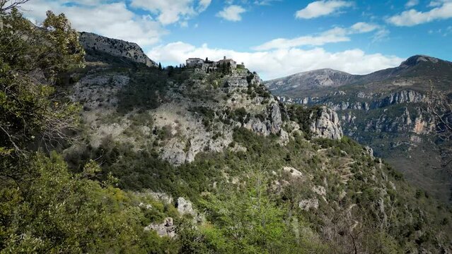 Gourdon magnifique village perché proche de Grasse dans le sud de la France, parc régional des prealpes, vue drone en 4K 60fps, magnifique relief montagneux 