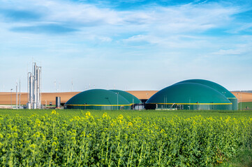 Moderne Biogasanlage zwischen Rapsfeldern in ländlicher Region