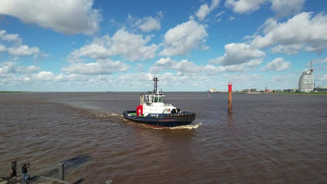 Bremerhaven lighthouse - starboard fire Geestemole south - incoming ship tug into the Geestem mouth