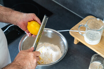 Zitronenschale in den Teig Schüssel reiben Zeste