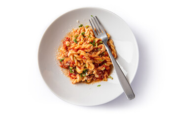 Piatto di lorighittas con pomodoro e basilico, pasta tradizionale sarda, cibo italiano 